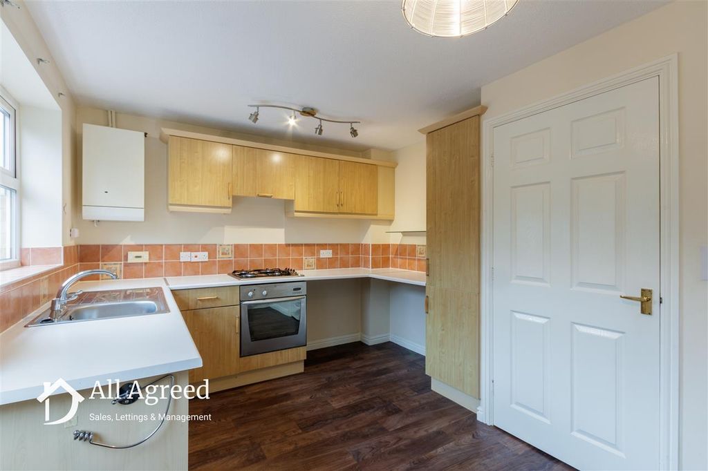 Property photo 3 of 9 Kitchen