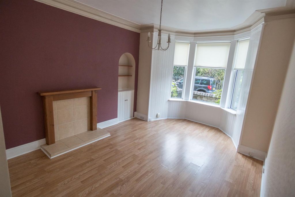 Property photo 2 of 9 01-Livingroom.Jpg