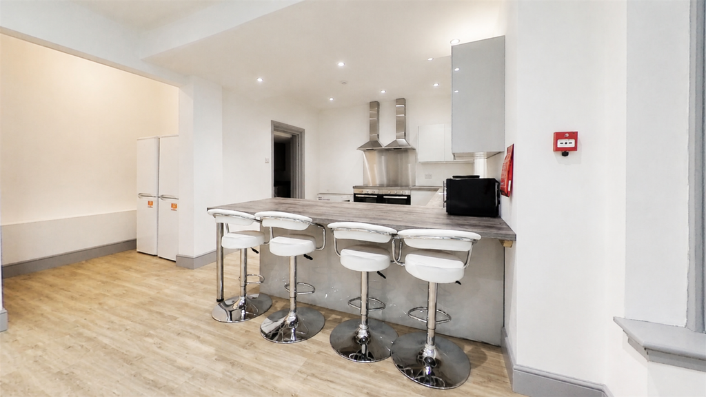 Property photo 1 of 16 Approach