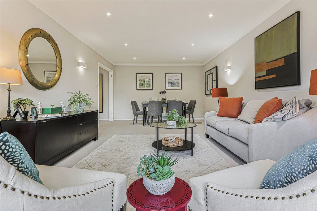 Property photo 3 of 26 Lounge