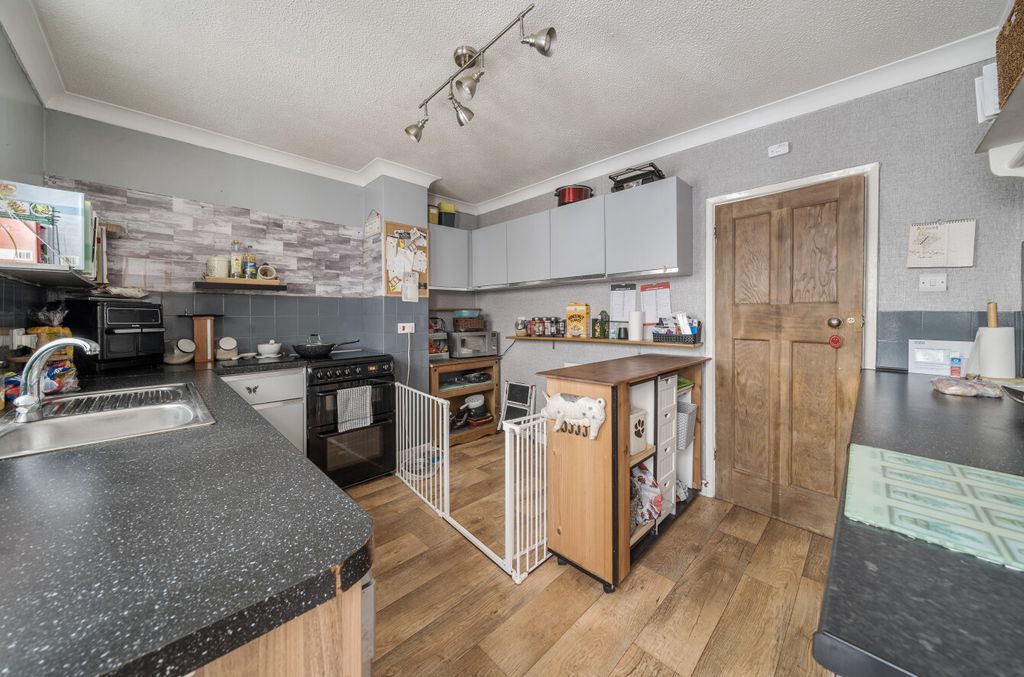 Property photo 2 of 11 1357820-11-68cd90...