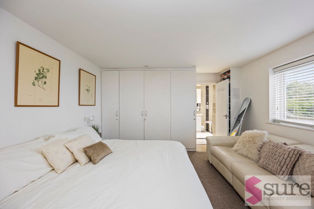 Property photo 3 of 33