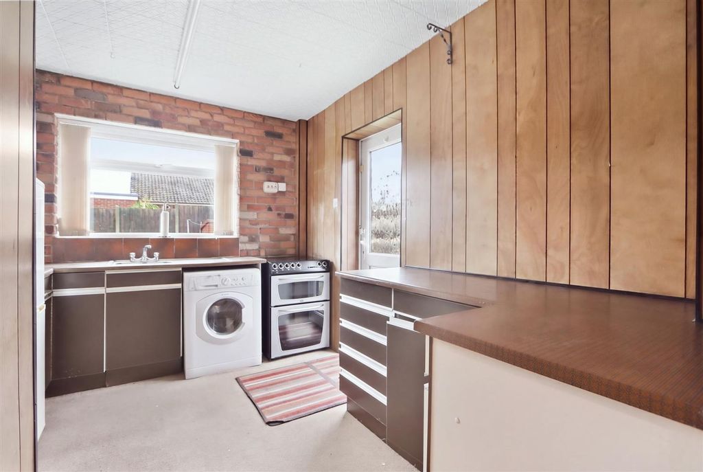 Property photo 3 of 10 Kitchen