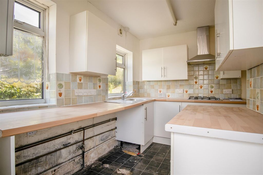Property photo 3 of 12 Kitchen