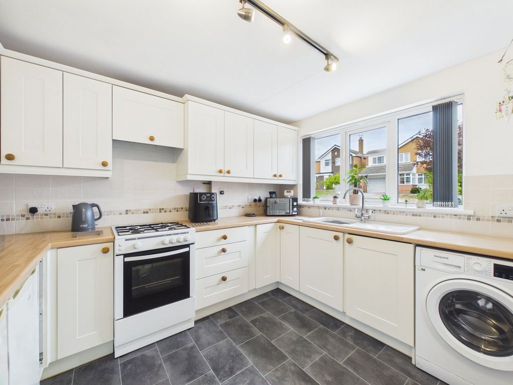 Property photo 3 of 10 Kitchen