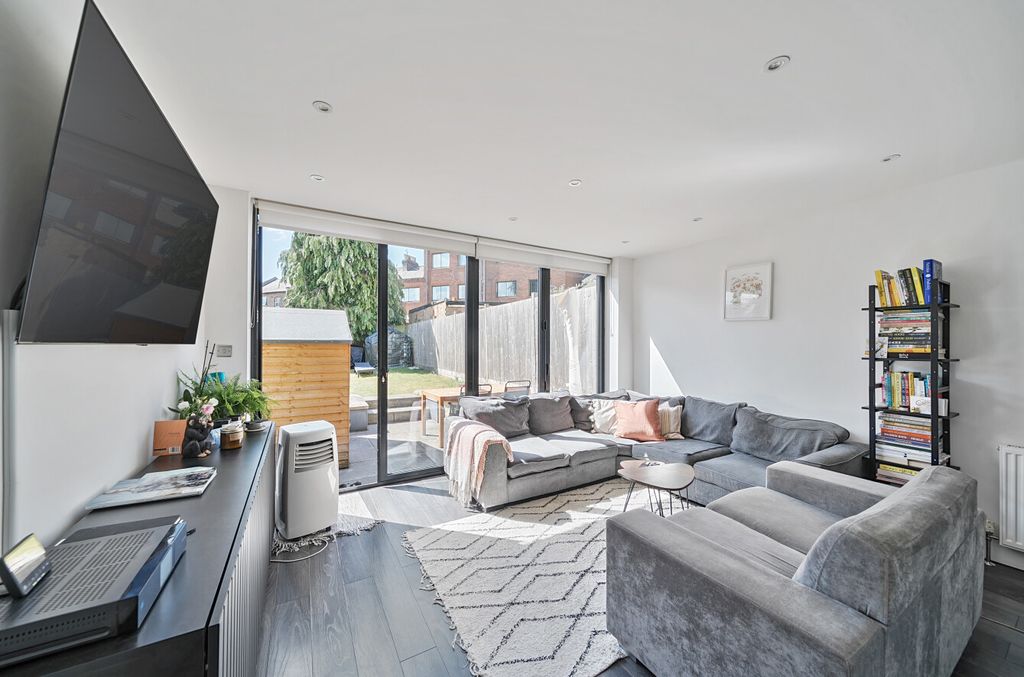 Property photo 2 of 18 1320590-14-686ce6...