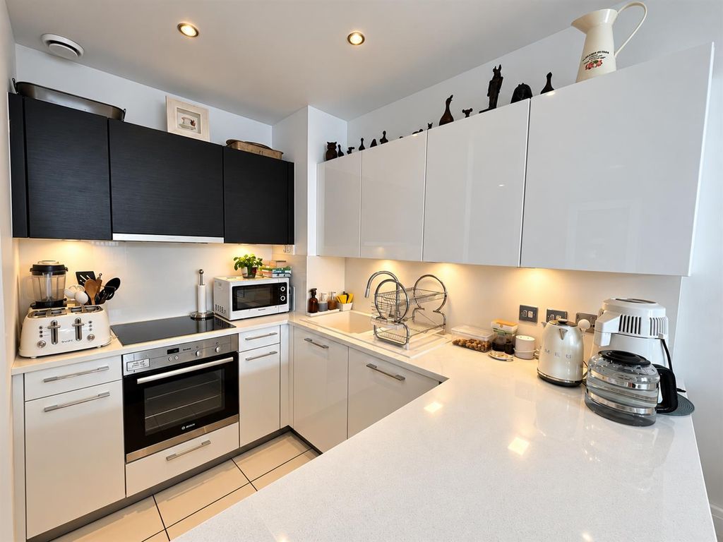 Property photo 2 of 13 Modern Fitted Kitchen