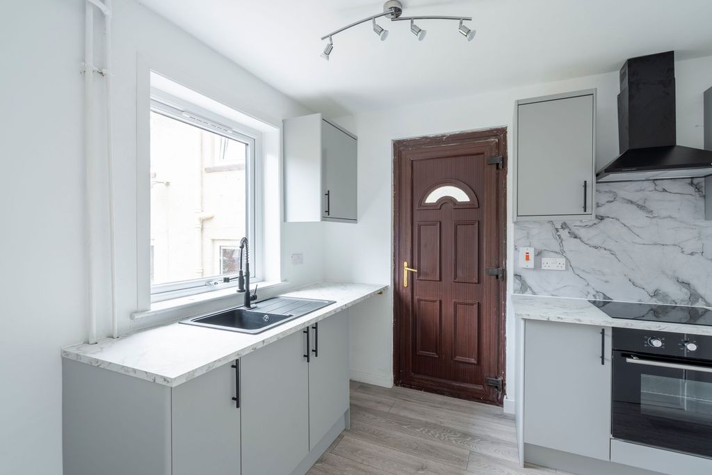 Property photo 3 of 20 Kitchen