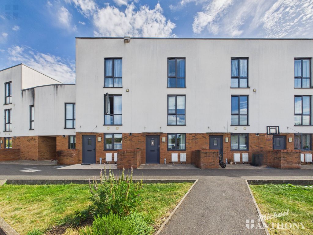 4 bed town house for saleMitchell Close, Aylesbury HP21