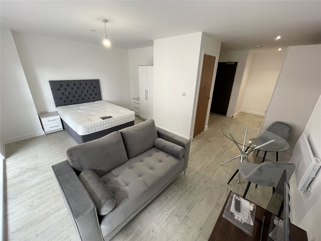 Property photo 1 of 5 Lounge/Bedroom