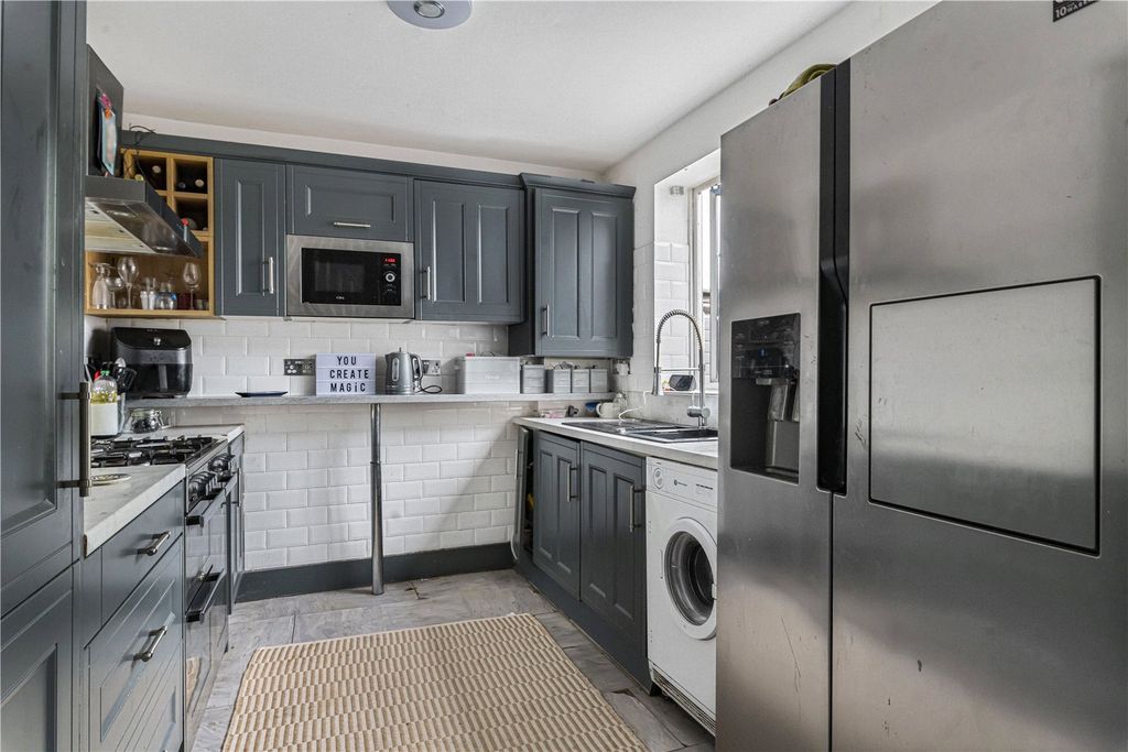 Property photo 3 of 11 Kitchen