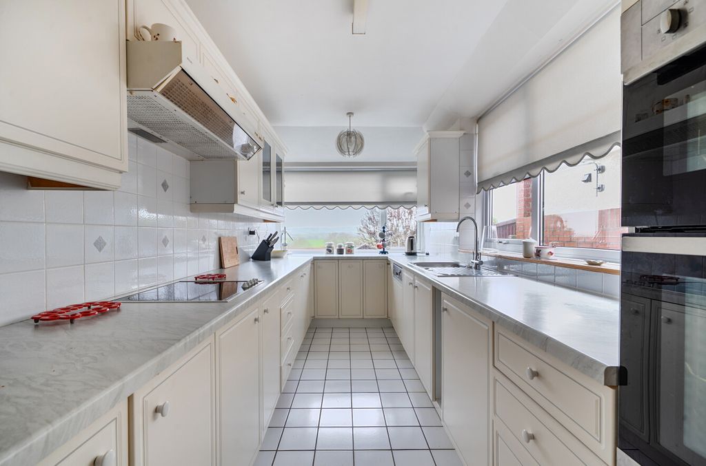 Property photo 3 of 18 Kitchen