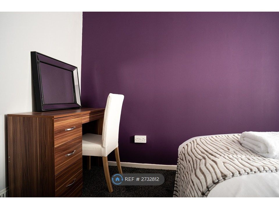 Property photo 2 of 15 Twin Bedroom With Large Walk In Cupboard