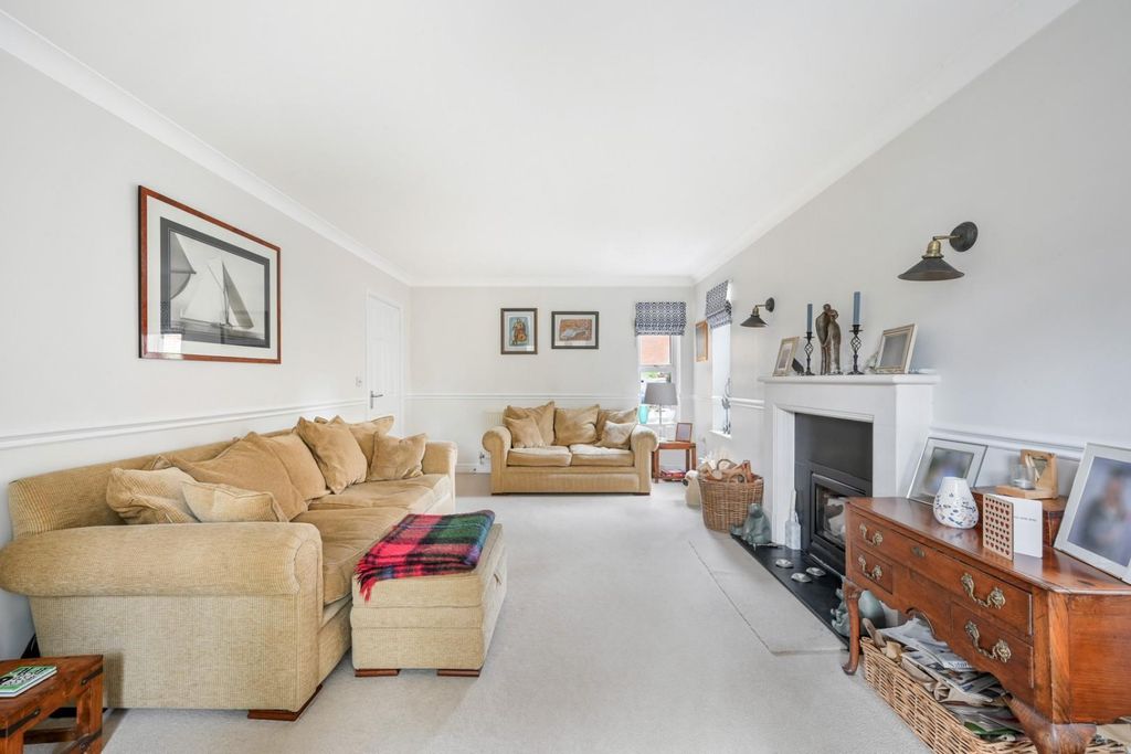 Property photo 3 of 20 Lady Forsdyke Way, 9- (2).Jpg