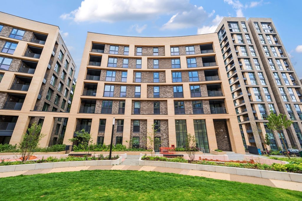 Property photo 1 of 18 External