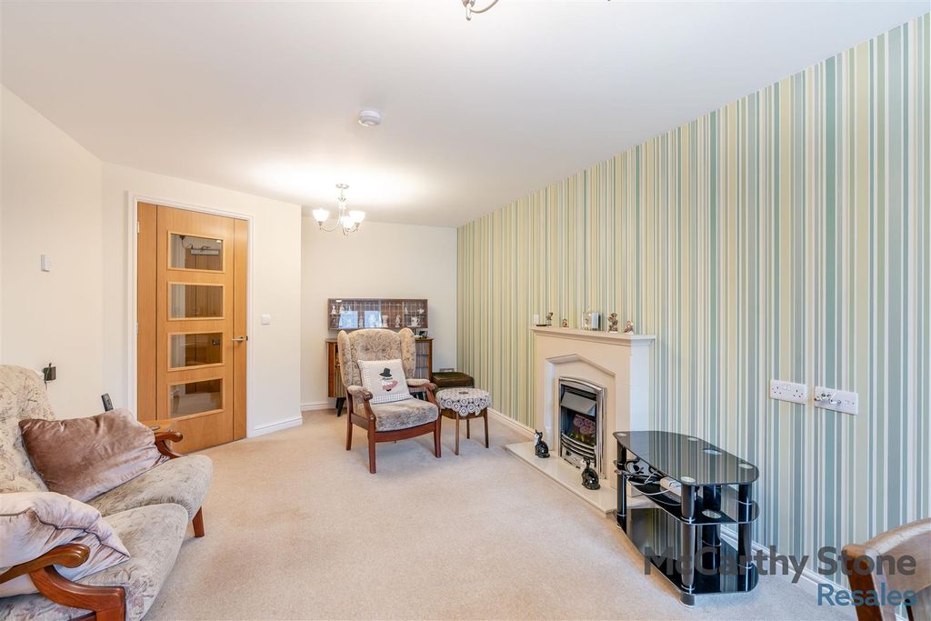 Property photo 3 of 12 8666778-Interior05.Jpg