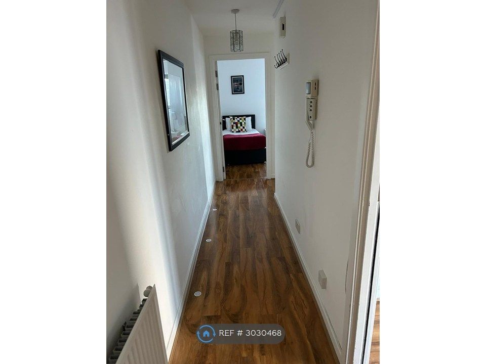 Property photo 3 of 18 Hallway