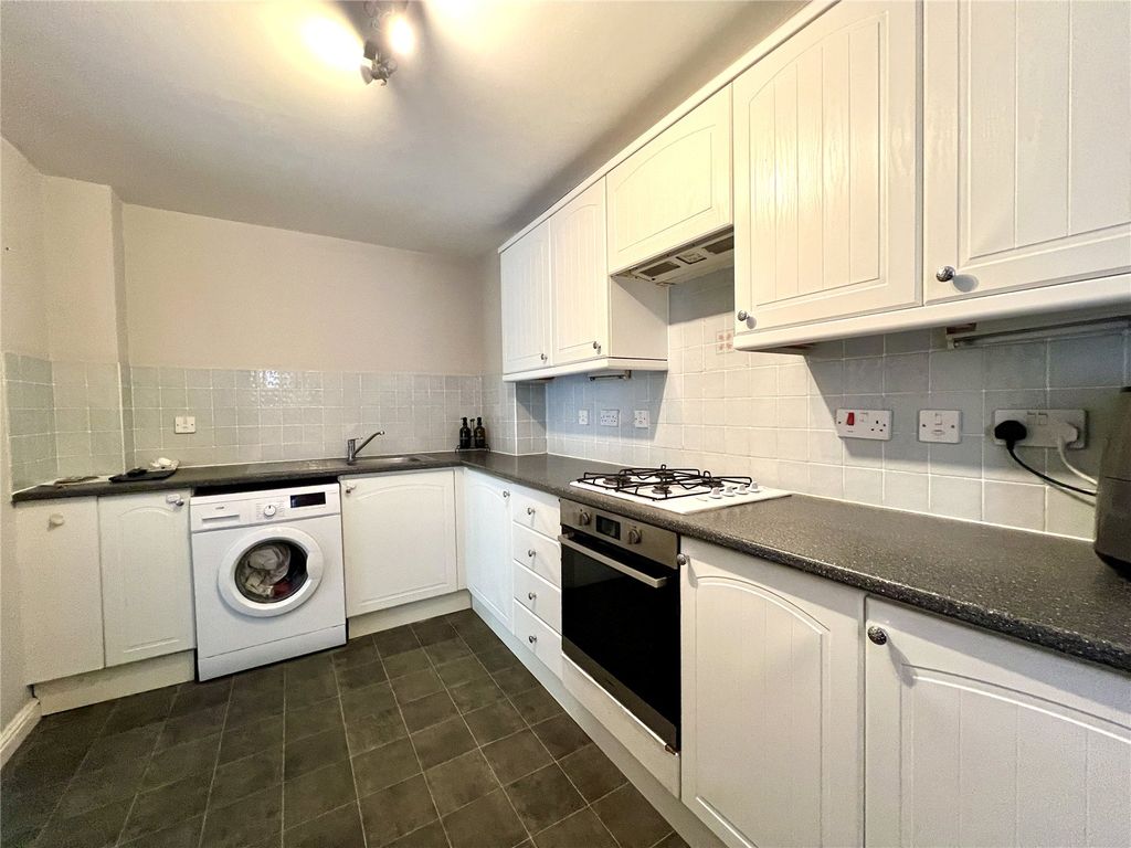 Property photo 3 of 11 Kitchen