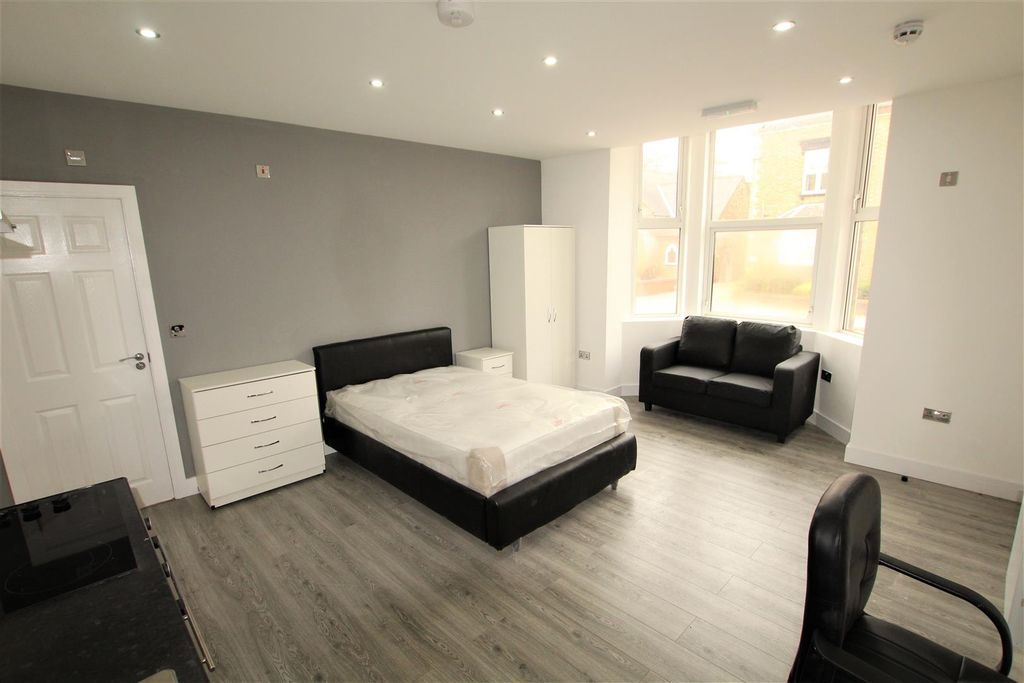 Property photo 2 of 7 Bedroom/Lounge