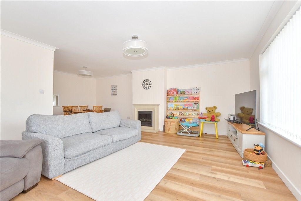 Property photo 3 of 8 Lounge