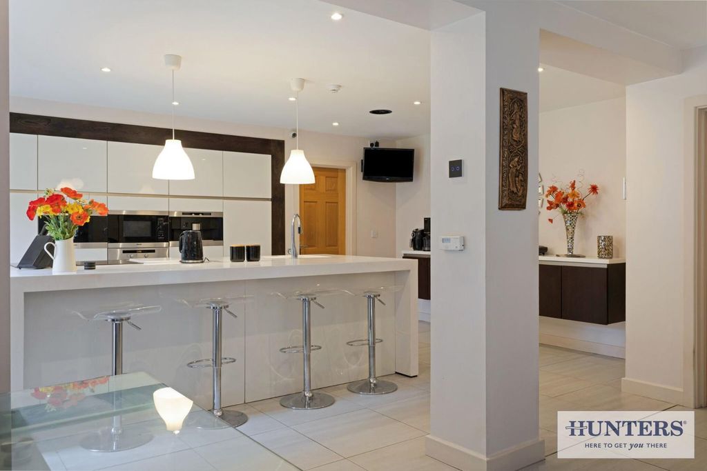 Property photo 3 of 38 96880_Greenacres-Esholt-Avenue-Guiseley (15) - Cop