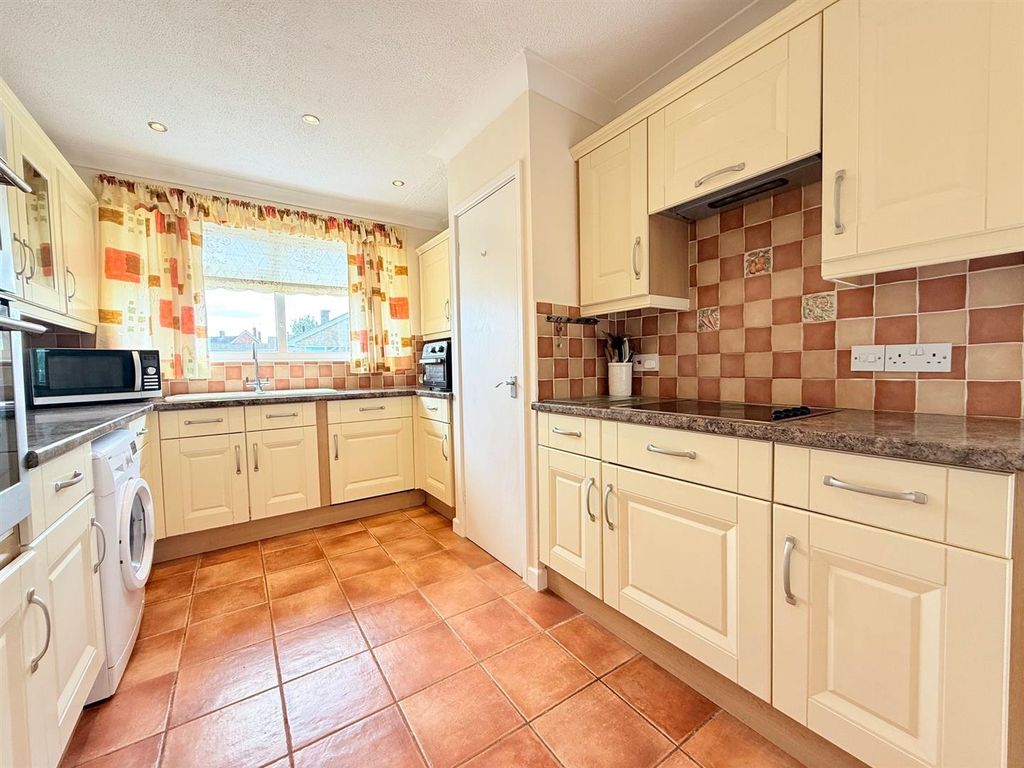 Property photo 3 of 18 Kitchen