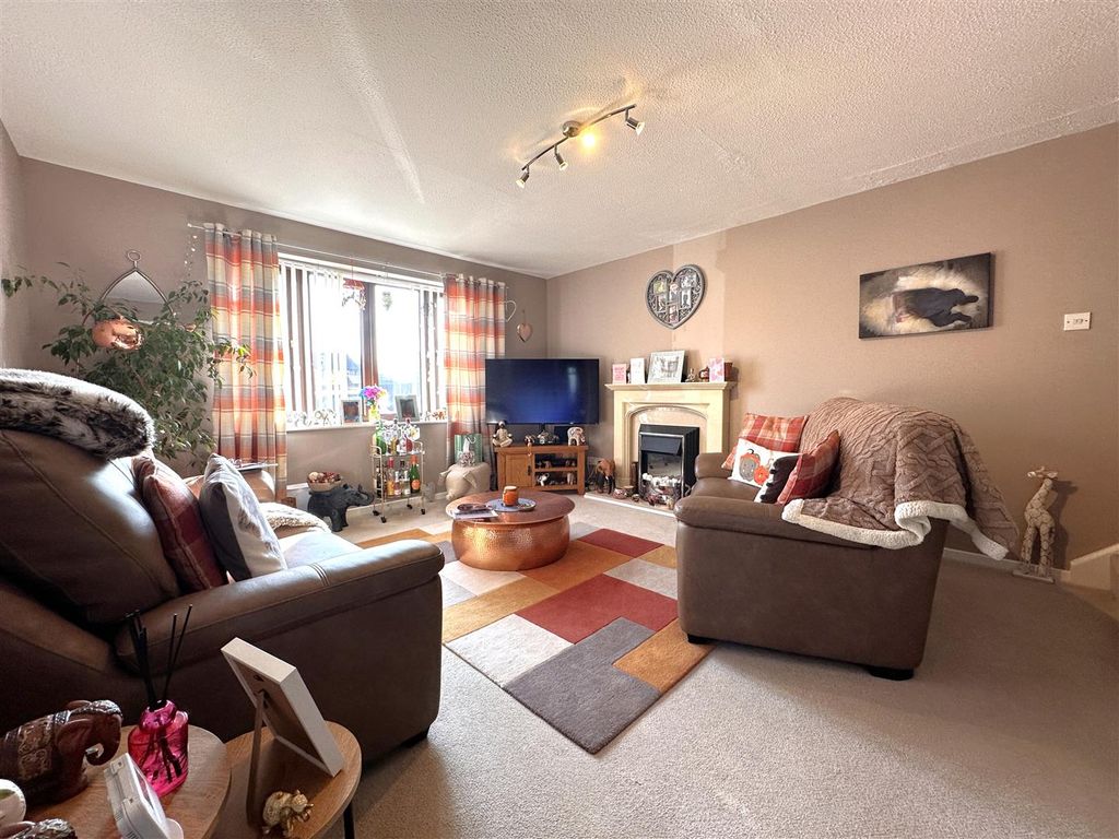 Property photo 2 of 11 Bow-Fronted Lounge 644