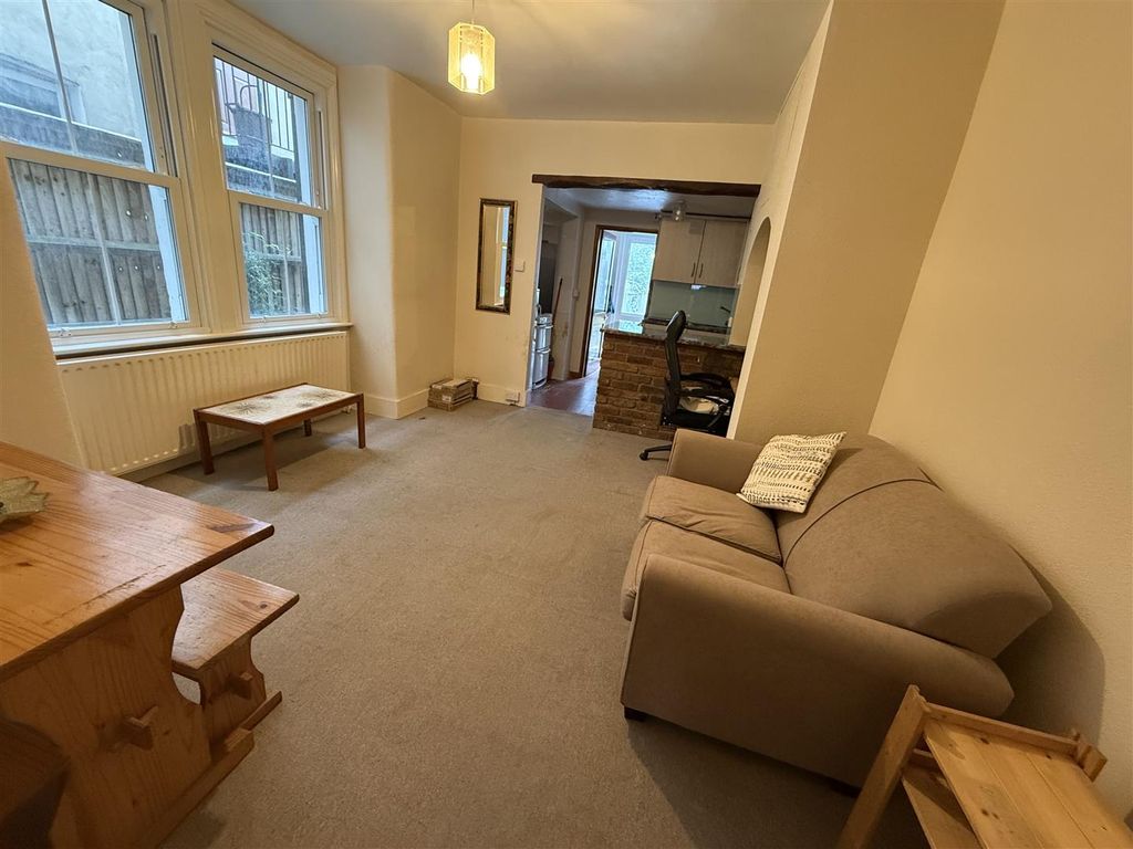 Property photo 3 of 11 Lounge