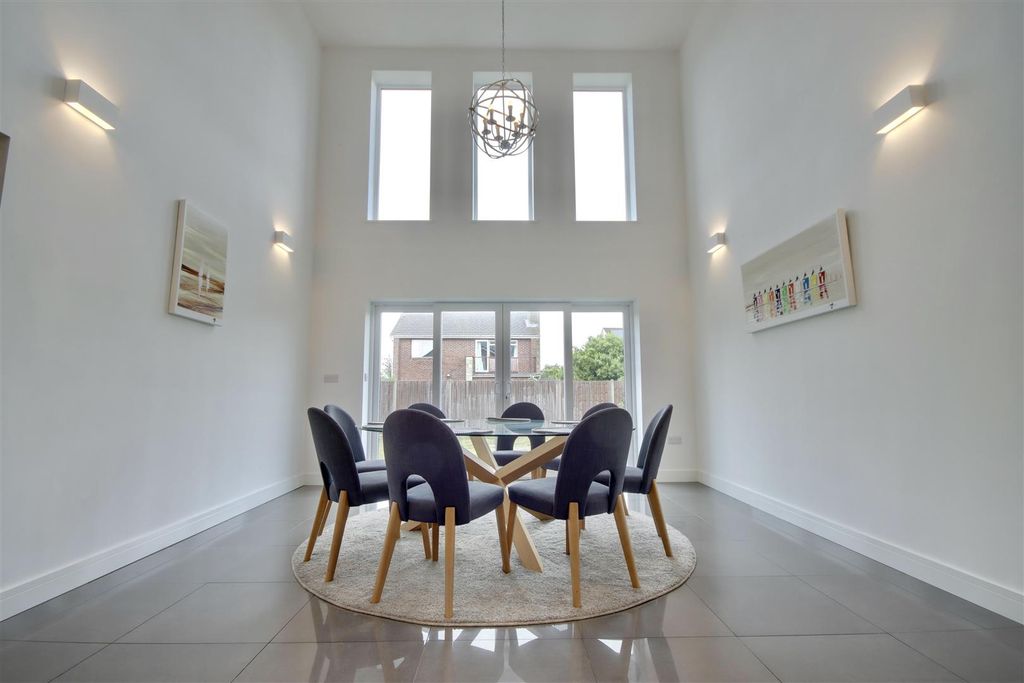 Property photo 3 of 21 Dining Area