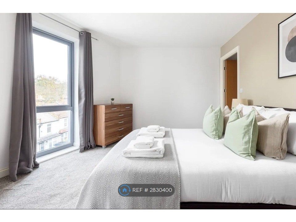 Property photo 2 of 10 Bedroom 1 - Ensuite