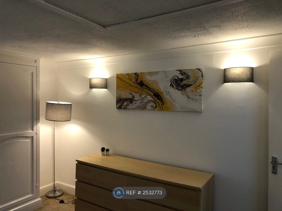 Property photo 3 of 16 Marlborough Rd - Lower Ground 2