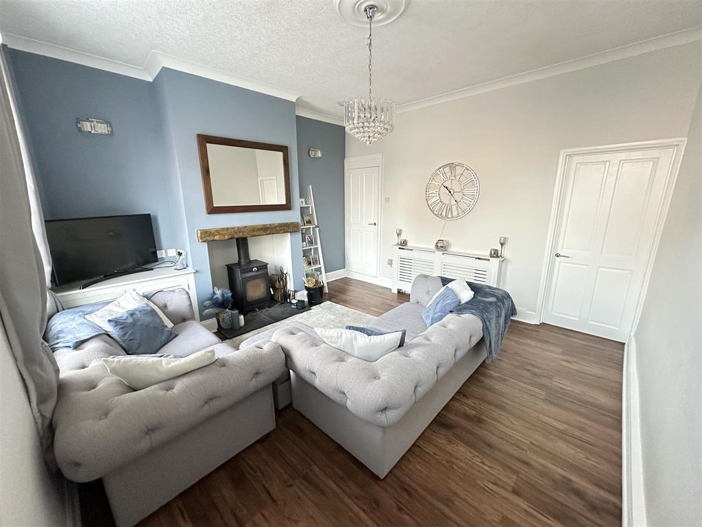 Property photo 3 of 21 Lounge