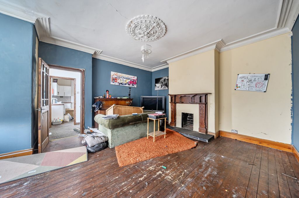 Property photo 3 of 11 Lounge