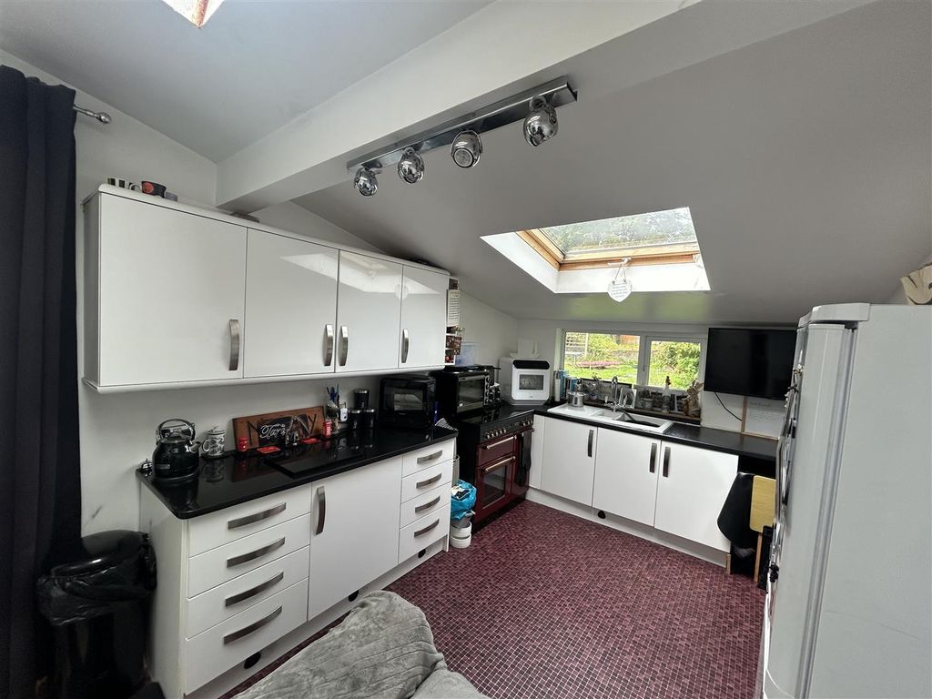 Property photo 3 of 16 Kitchen