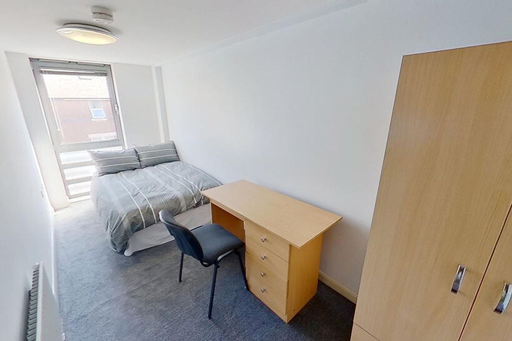 Property photo 2 of 8 This Inviting Double Bedroom Features A Comfortabl...