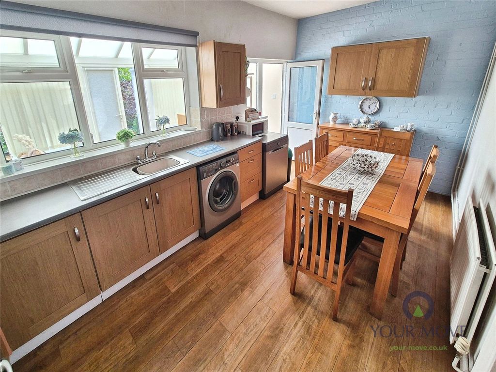 Property photo 3 of 11 Kitchen