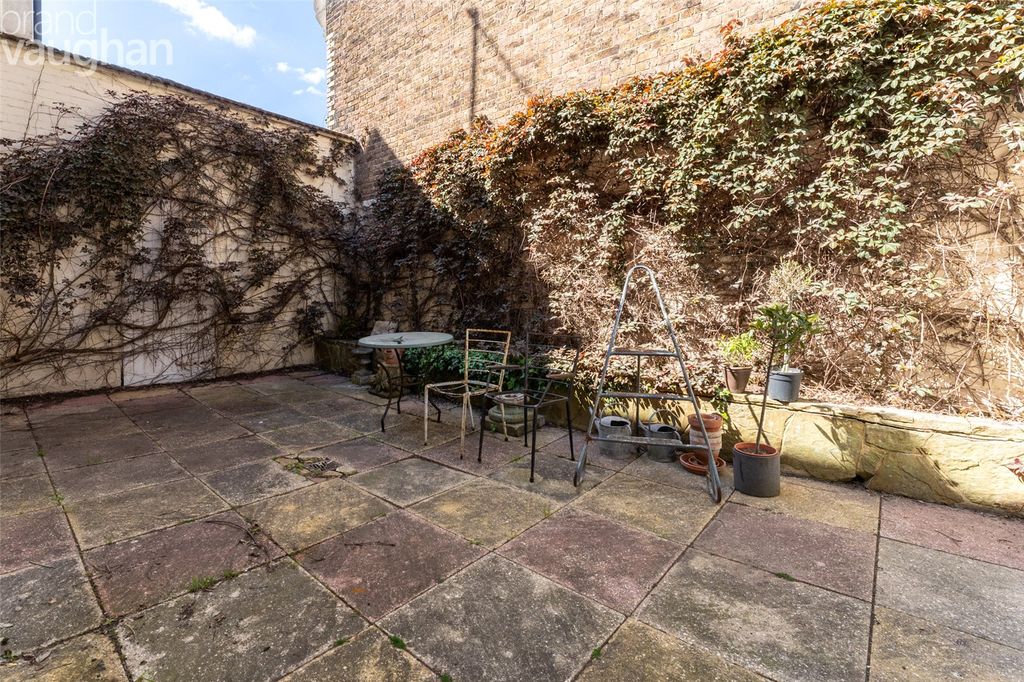 Property photo 2 of 13 Garden