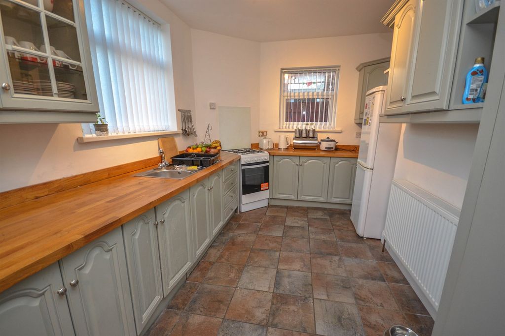 Property photo 2 of 12 Kitchen