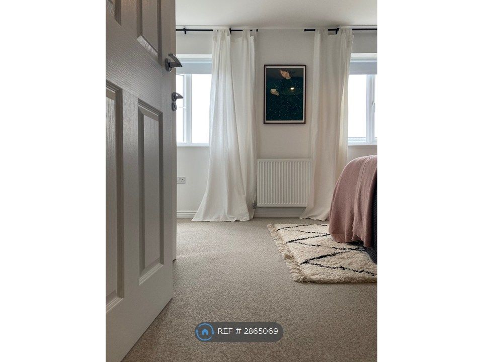 Property photo 3 of 35 Master Bedroom (En-Suite) (Top Floor)