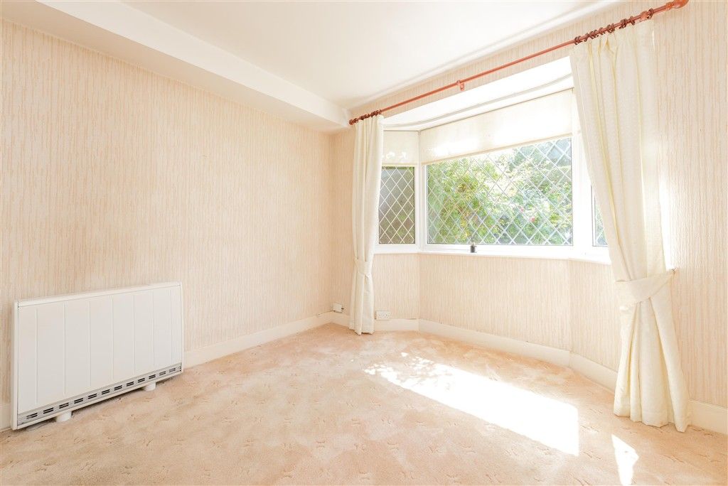 Property photo 3 of 11 Lounge
