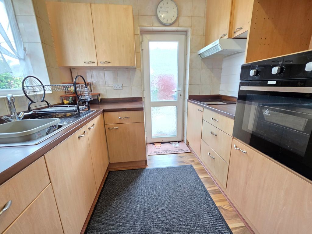 Property photo 3 of 11 Kitchen