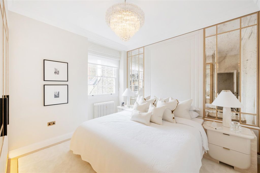 Property photo 3 of 23 Sf 44 Pont Street Hi-14.Jpg