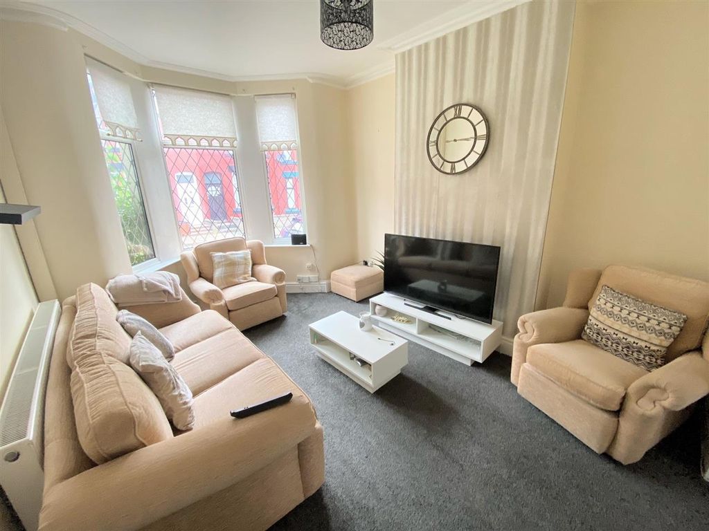 Property photo 3 of 12 Lounge