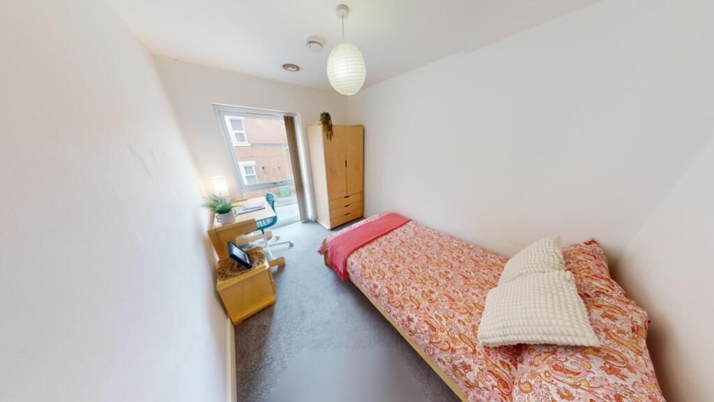 Property photo 1 of 13 A Bright And Tidy Single Bedroom Featuring A Comfo...