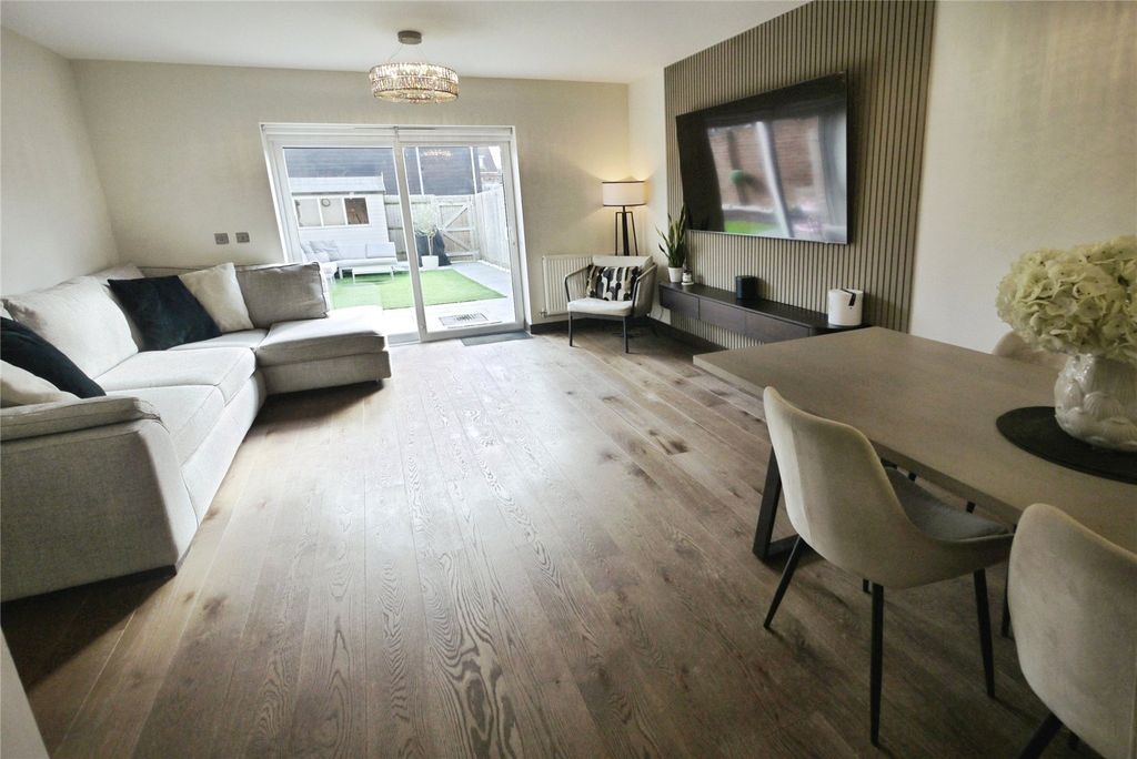 Property photo 2 of 16 Lounge