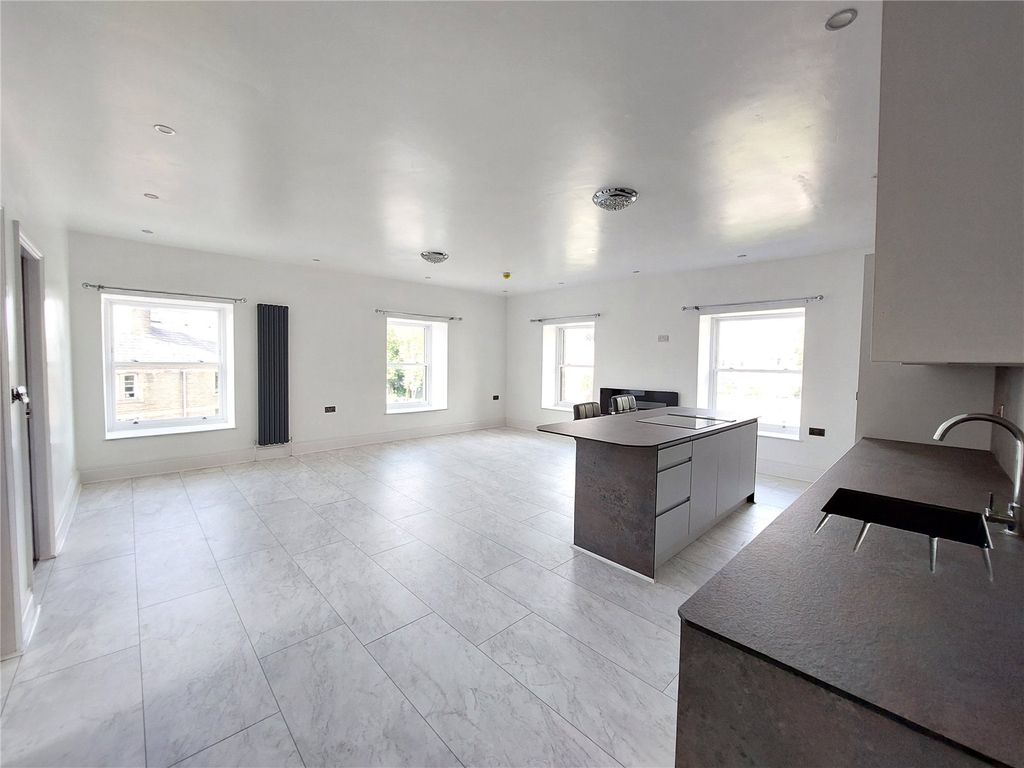 Property photo 3 of 21 Kitchen & Lounge