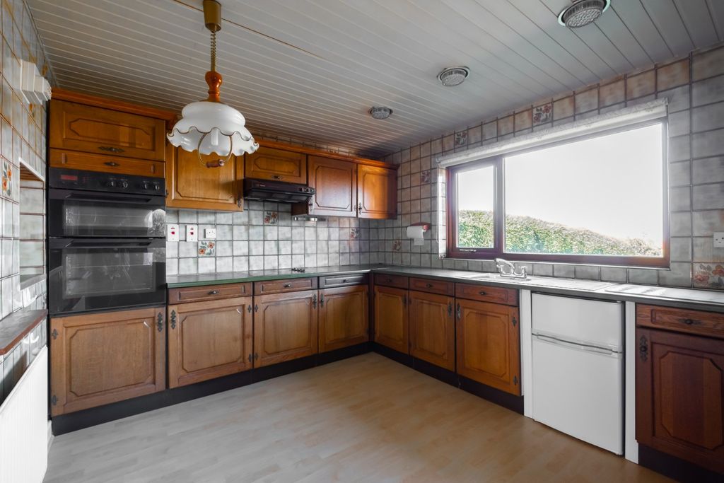 Property photo 3 of 16 Kitchen