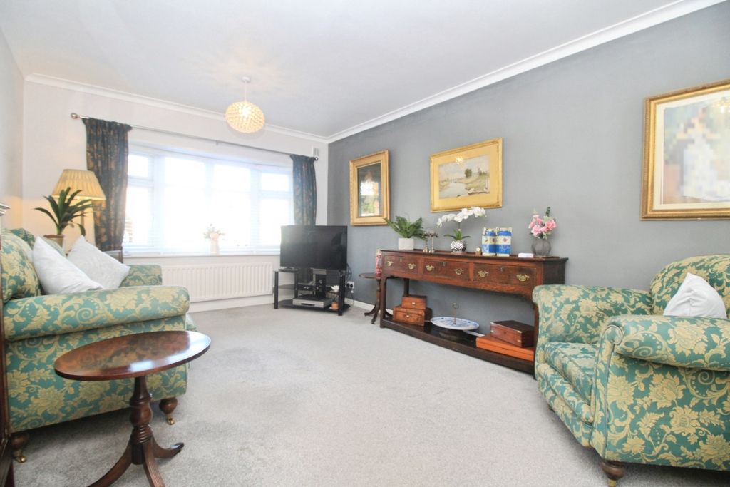 Property photo 3 of 11 Lounge