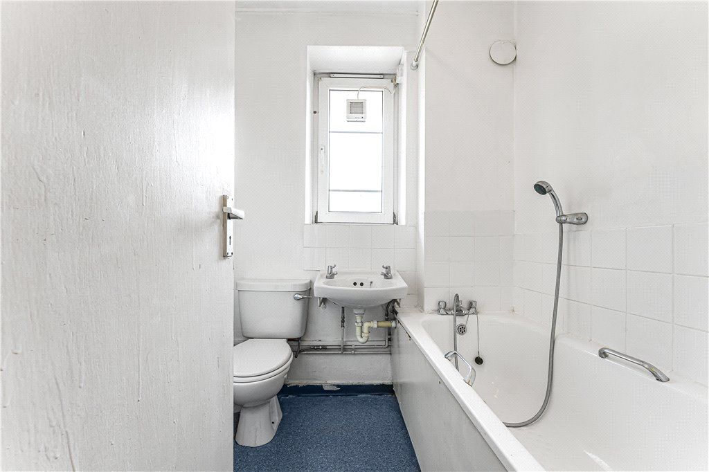 Property photo 2 of 10 Bathroom