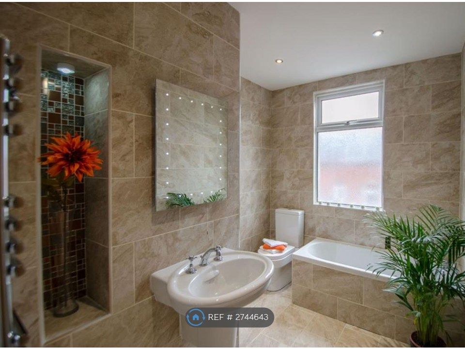 Property photo 3 of 8 Large 4 Piece Bathroom